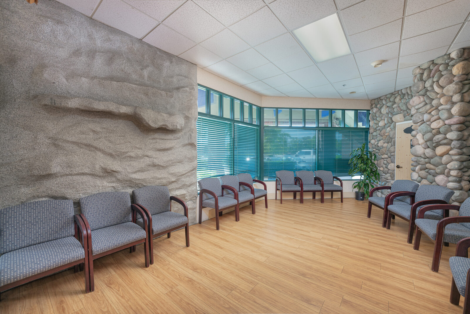 Waiting area with a stacked-stone rock wall feature